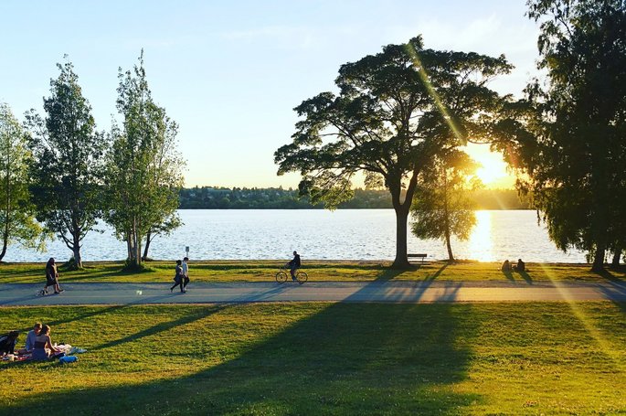 Sonnenuntergang am See Sonnenuntergang am See, Personen sitzen am Ufer oder joggen den Weg entlang