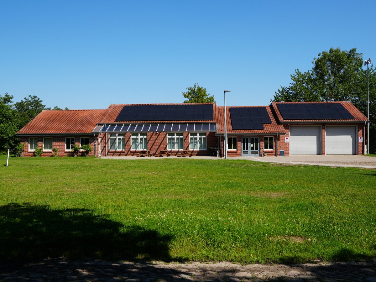 Photovoltaik auf dem Dorfgemeinschafts- und Feuerwehrhaus Niendorf Photovoltaikanlage auf dem Dach des Dorfgemeinschafts- und Feuerwehrhauses in Niendorf an der Stecknitz
