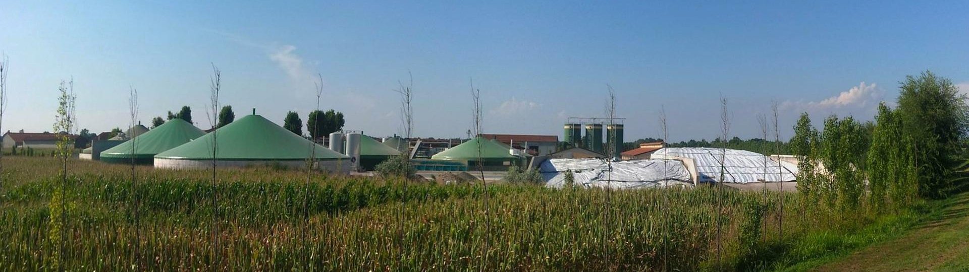 Technische Anlagen und Gebäude einer Biogasanlage auf einem landwirtschaftlich geprägten Gelände