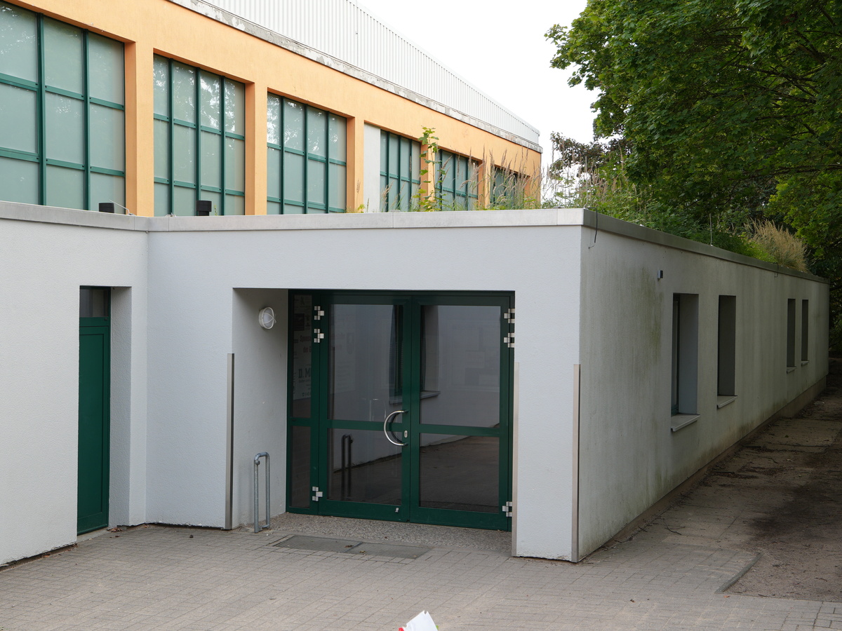 Gründach auf dem Vordach der Sporthalle in Breitenfelde Begrüntes Vordach der Sporthalle der Grundschule in Breitenfelde