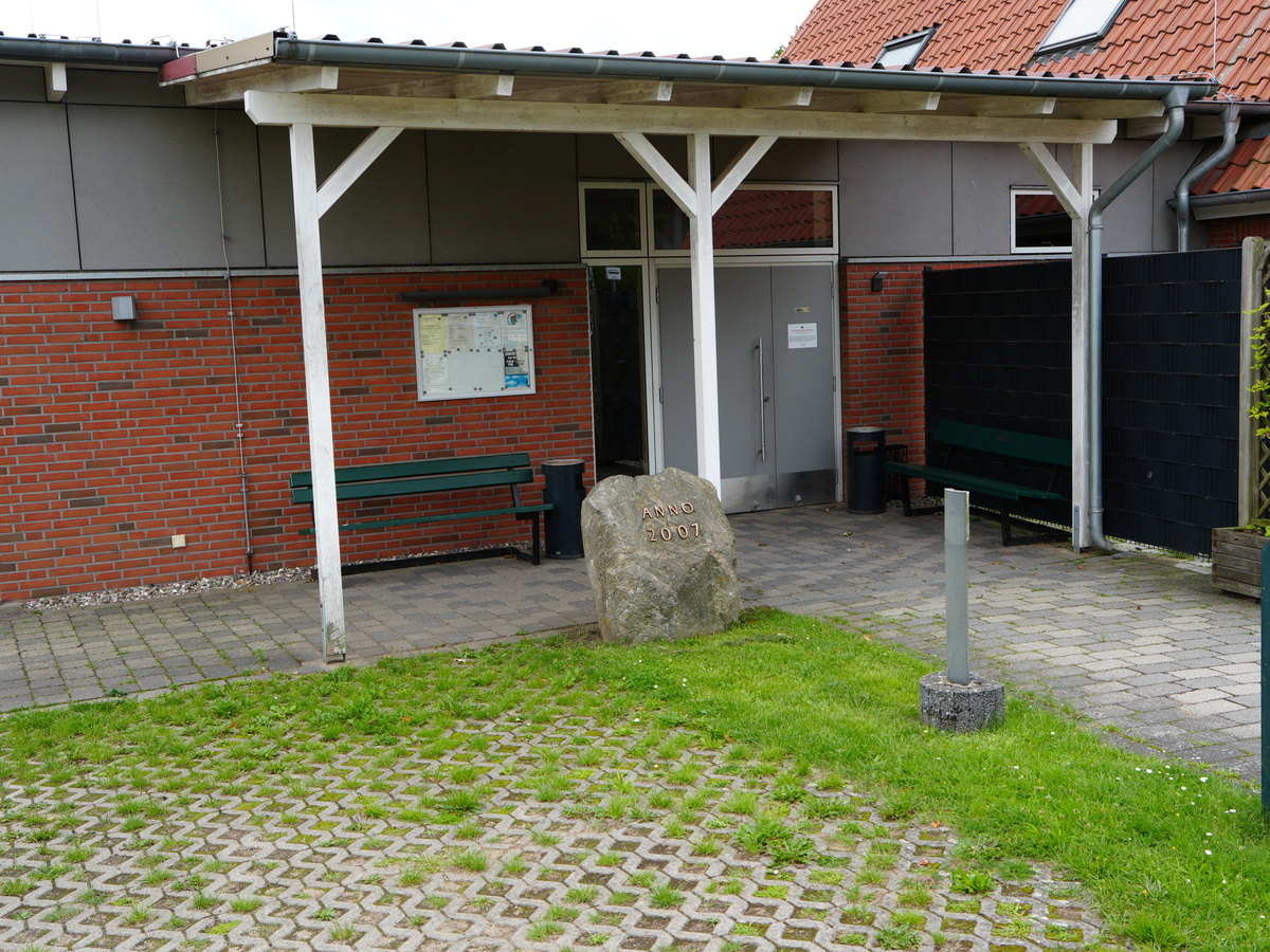 Teilentsiegelter Parkplatz am Dorfgemeinschaftshaus in Lehmrade Parkplatz mit begrünten Rasengittersteinen am Dorfgemeinschaftshaus Lehmrade