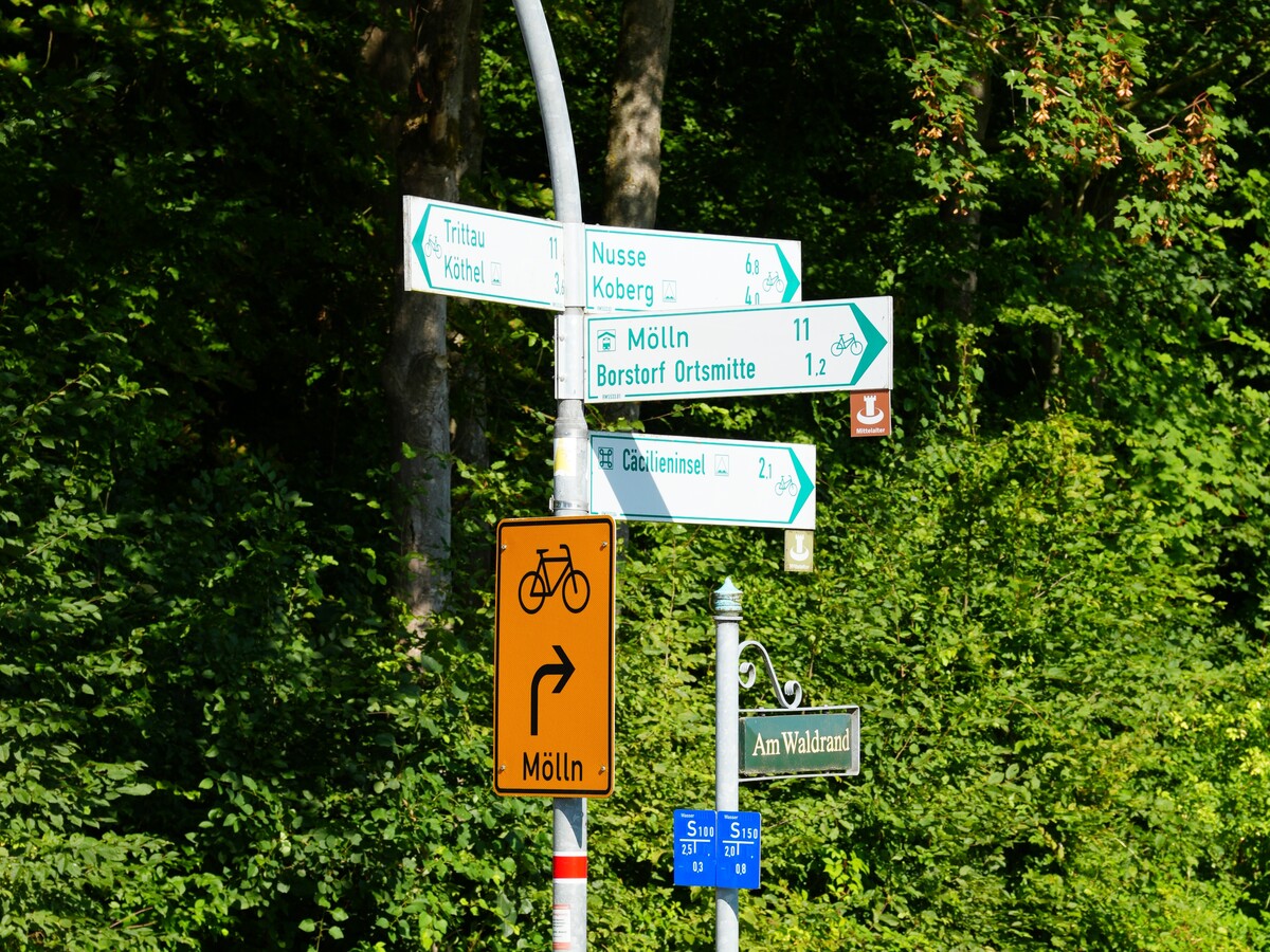 Hinweisschild in der Nähe des Wanderparkplatzes Rehkuhle in Borstorf Hinweisschild zum Radwegenetz in Borstorf