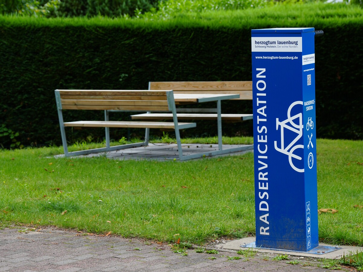 Rast- und Reparaturstation für den Radverkehr in Grambek Reparaturstation für Fahrräder und Rastplatz an der Bushaltestelle Ringstraße in Grambek