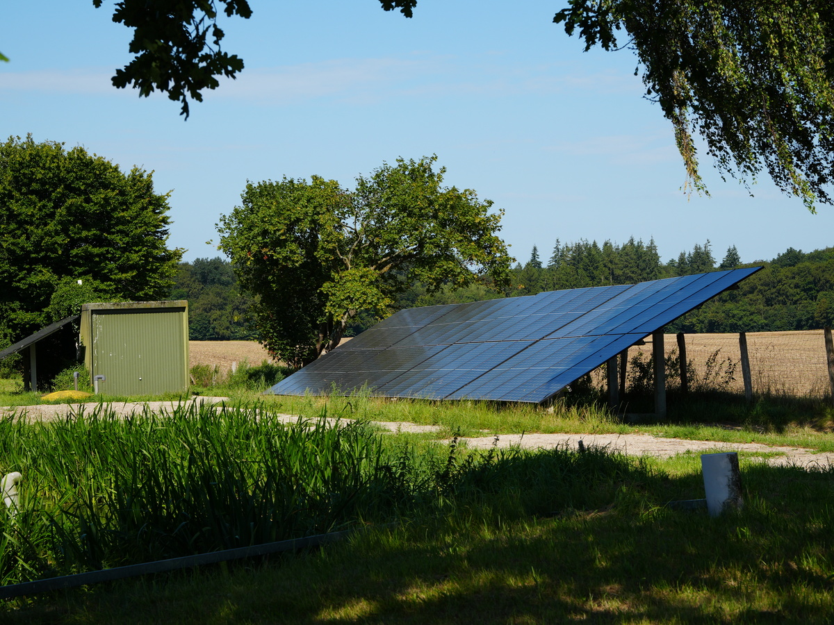 Freiflächen-Solaranlage auf dem Gelände der Kläranlage in Schretstaken Solarmodule auf dem eingezäunten Gelände der Kläranlage Schretstaken